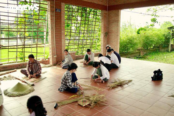 Dù phải mất rất nhiều thời gian để hoàn thiện một sản phẩm, đòi hỏi sự tỉ mỉ, chịu khó, kỹ thuật cao, giá cả lại rất rẻ, đồng thời đầu ra còn nhiều bấp bênh, cùng với sự ra đời của nhiều loại hàng hóa bằng máy móc và nguyên liệu nhân tạo, cạnh tranh với hàng nhựa giá rẻ cũng là một sự trăn trở lớn và thách thức cho người dân ở đây, nhưng người làng Phò Trạch vẫn yêu nghề, gắn bó với nghề đệm bàng từ bao đời.