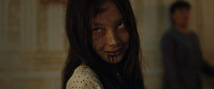 Là diễn viên mới, nhưng Ngọc Hương thể hiện khá tốt, đặc biệt là cảnh ăn lươn sống gây ám ảnh. Nữ diễn viên phải ngồi dưới mưa, gương mặt bê bết máu và ăn sống con lươn trên tay.