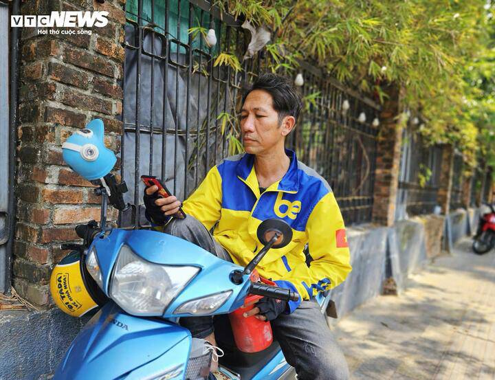 Anh Tân ưu tiên nhận cuốc xe đường dài để tối ưu quãng đường di chuyển, hạn chế hao xăng khi chạy xe đón khách.