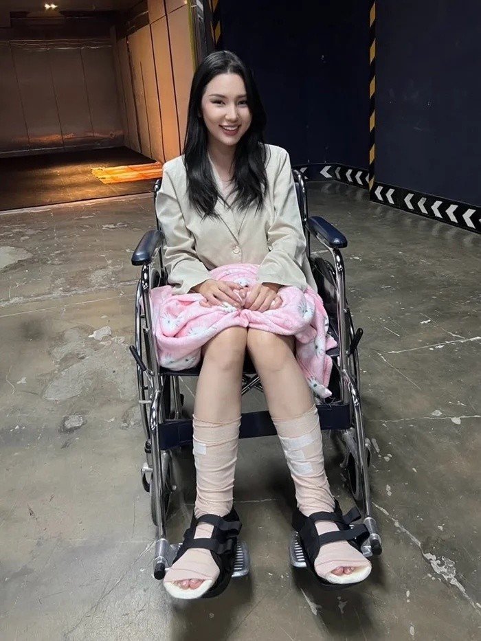 Miss Grand Thailand 2026: Thí sinh rơi miếng dán răng, ngồi xe lăn thi Bán kết - 4