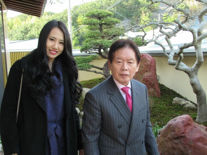 Ông Nozaki Kosuke và vợ trẻ trước khi qua đời. Ảnh: JB Press