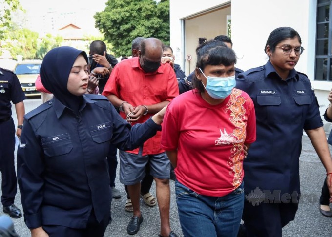 M Jegathesan, 58 tuổi và Halila Abu Bakar, 37 tuổi, hầu Tòa án sơ thẩm George Town. Ảnh: Hmetro