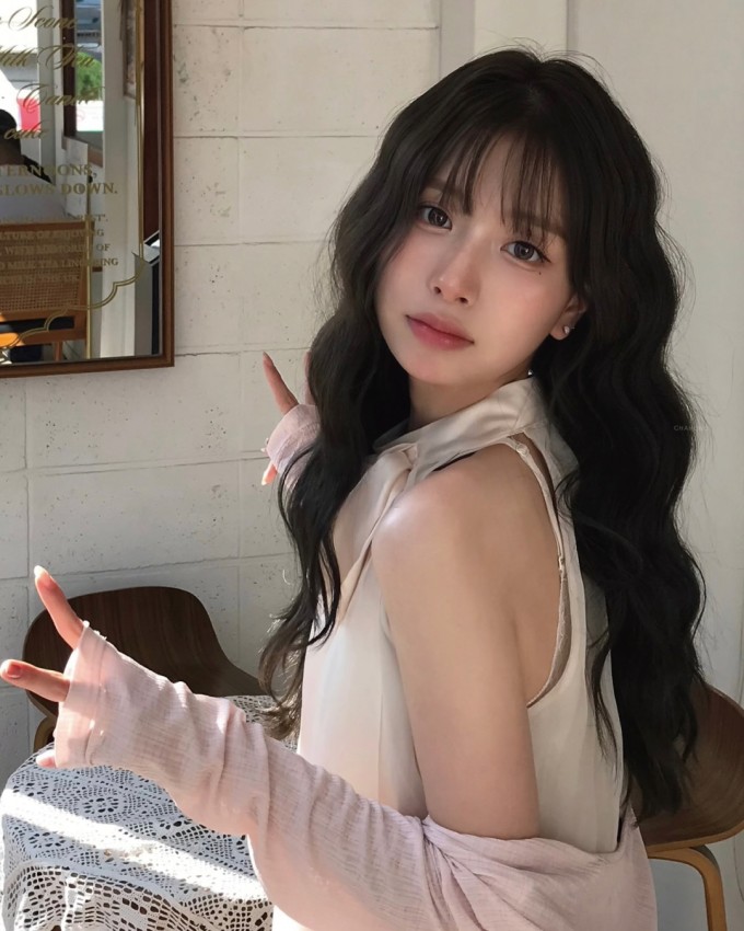 Dáng mặt trái xoan dễ chọn kiểu tóc nên ưu tiên những kiểu thể hiện phong cách cá nhân. Ảnh: Instagram chahong_official