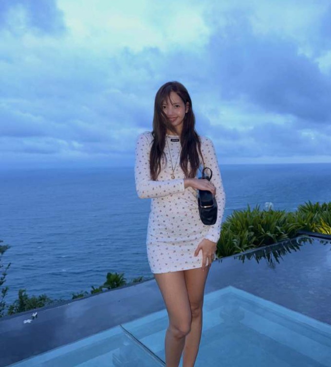 Trên mạng xã hội, nhiều khán giả tò mò thắc mắc: 'Lisa đi Bali với ai vậy, có phải bạn trai cô ấy', 'Lâu lắm rồi không thấy Lisa và bạn trai đi cùng nhau'...