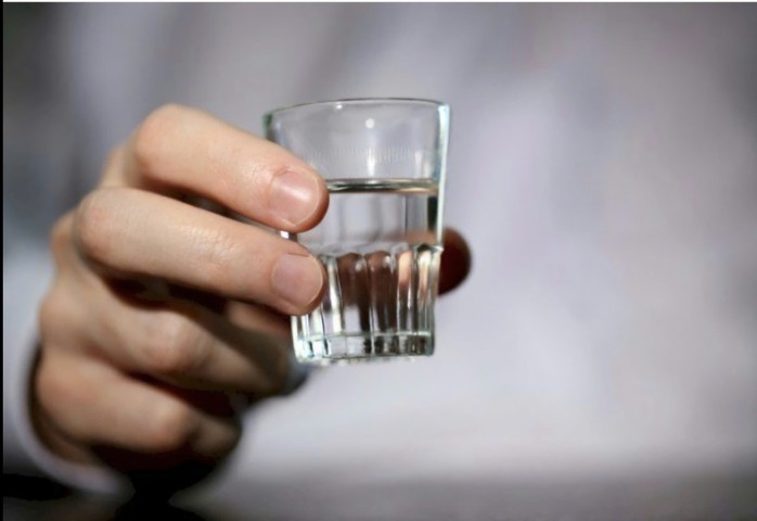 Khi uống vào, methanol hấp thu nhanh qua dạ dày – ruột, vào máu và phân bố khắp cơ thể.