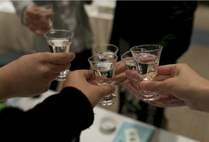 Ngộ độc methanol làm người bệnh có thể đau đầu dữ dội, chóng mặt, buồn nôn, sau đó xuất hiện nhìn mờ, nhìn như có sương mù hoặc thấy trước mắt trắng xóa