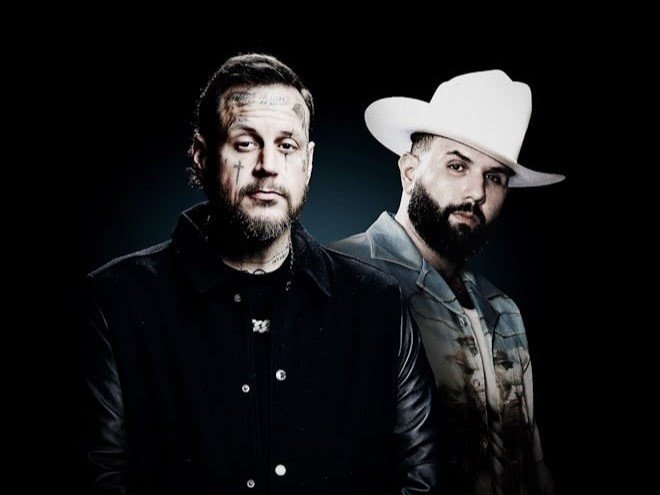 Bộ đôi Jelly Roll (trái) và Carín León thể hiện Lighter.