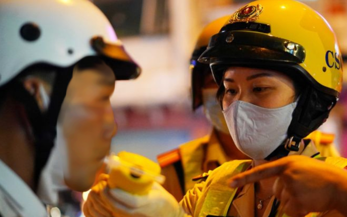 Lực lượng CSGT kiểm tra nồng độ cồn. Ảnh: Cục CSGT