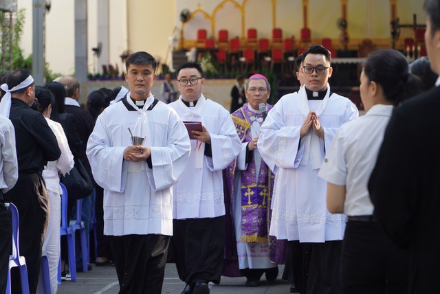 Hàng ngàn người tiễn Đức Hồng y Gioan Baotixita Phạm Minh Mẫn - 4