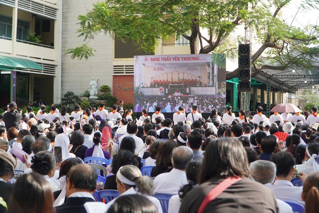 Hàng ngàn người đến tiễn biệt Đức Hồng y Gioan Baotixita Phạm Minh Mẫn