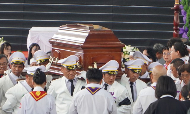 Đưa linh cữu Đức Hồng y Gioan Baotixita Phạm Minh Mẫn đến nơi chôn cất