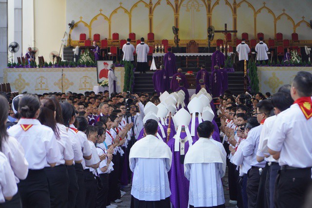 Hàng ngàn người tiễn Đức Hồng y Gioan Baotixita Phạm Minh Mẫn - 8