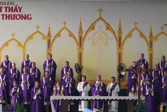 Hàng ngàn người tiễn Đức Hồng y Gioan Baotixita Phạm Minh Mẫn - 12