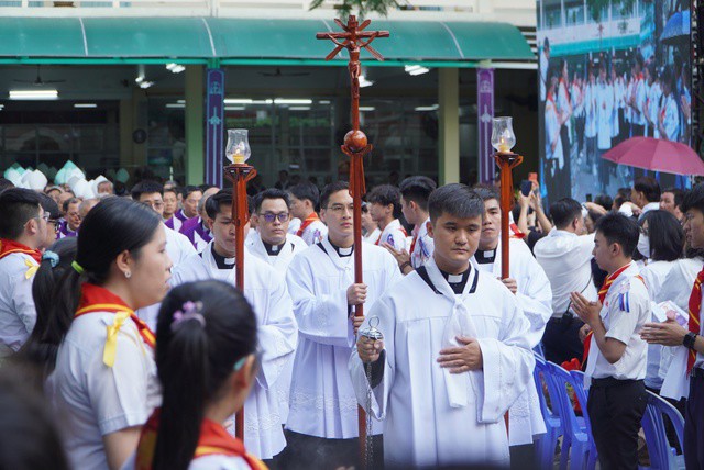 Hàng ngàn người tiễn Đức Hồng y Gioan Baotixita Phạm Minh Mẫn - 16