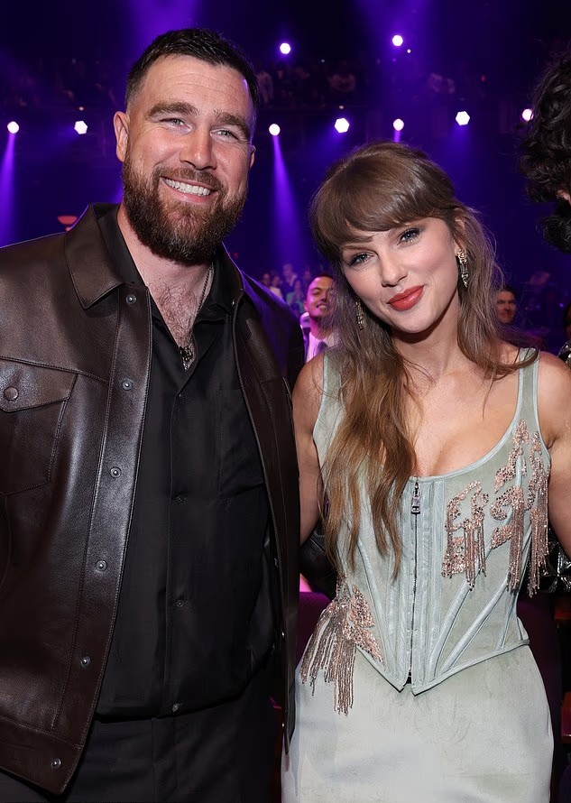 Taylor Swift và Travis Kelce tại iHeartRadio Music Award 2026. Ảnh: iHeartRadio