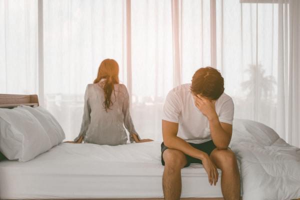 Quan hệ tình dục không an toàn là con đường chủ yếu lây truyền bệnh lậu.