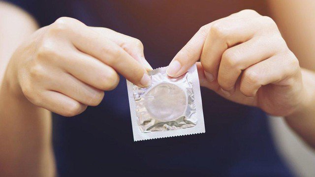 Sử dụng bao cao su đúng cách khi quan hệ tình dục giúp phòng ngừa bệnh lậu.