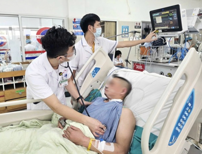 Bệnh nhân bất ngờ ngừng tim và được các nhân viên y tế cấp cứu kịp thời