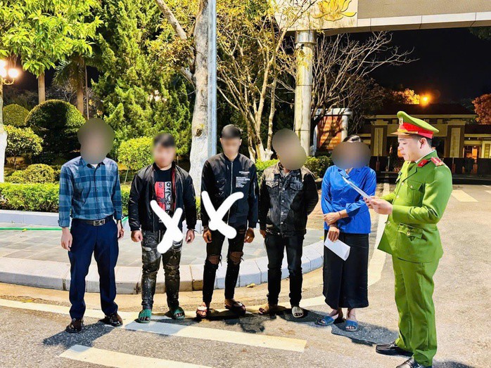 Cơ quan công an đọc lệnh khởi tố, bắt giữ các đối tượng liên quan. Ảnh: Công an cung cấp