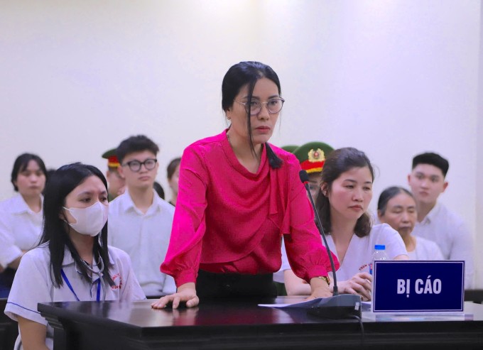 Bị cáo Nguyễn Thị Bình được hai nhân viên y tế hỗ trợ tại tòa. Ảnh: Danh Lam