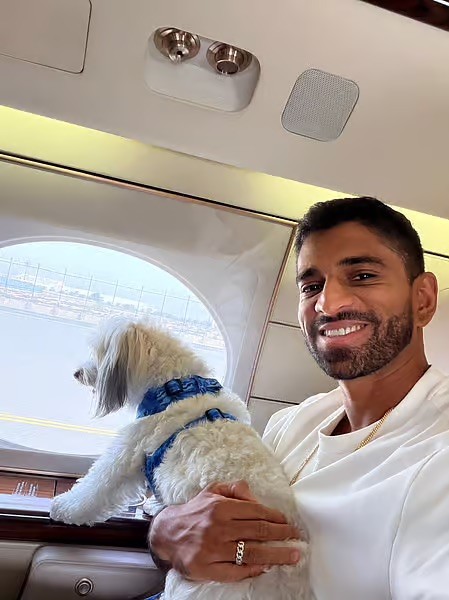 Rahul Sethuram chụp ảnh cùng Leo.