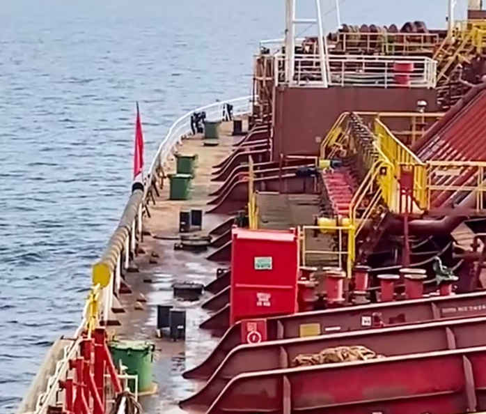 Tàu chở dầu Trung Quốc di chuyển qua eo biển Hormuz . Ảnh: NBC News