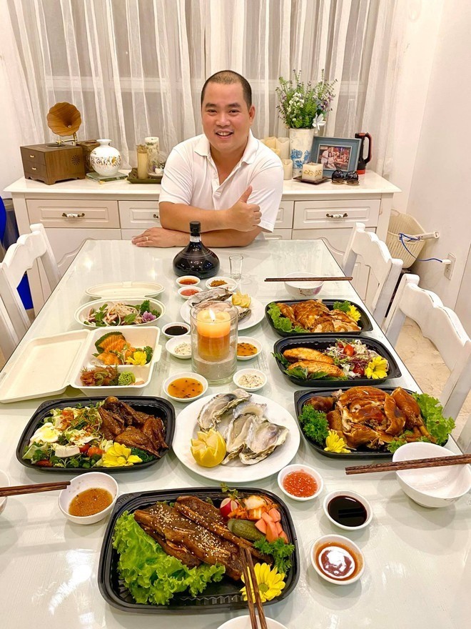 Khu bếp của Minh Khang được thiết kế liền với phòng khách, bàn ăn cũng đặt trong cùng không gian này. Nhạc sĩ từng bày tỏ khu vực bếp là nơi quan trọng nhất trong nhà. Vợ chồng anh có thói quen ăn cơm nhà nên sắm tủ lạnh cỡ lớn và đầu tư đầy đủ dụng cụ nấu nướng. Thúy Hạnh nấu được nhiều món ăn ngon. Minh Khang từng hài hước nói rằng nhiều năm qua anh khó giảm cân vì luôn được vợ chăm sóc bữa ăn chu đáo.