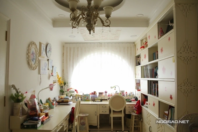 Phòng ngủ của hai con gái nằm ở lầu một, được trang trí theo sở thích riêng của từng em. Hiện chị cả Suli du học tại Italy nên em gái Suti được sử dụng trọn vẹn căn phòng.