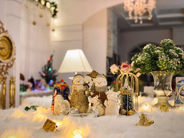 Cựu người mẫu sắp xếp việc trang trí trong nhà vào cuối tuần để tất cả các thành viên bao gồm chồng và hai con gái Suli, Suti cùng tham gia. Hai bé tự tay treo từng quả châu lên cây thông đặt giữa nhà.