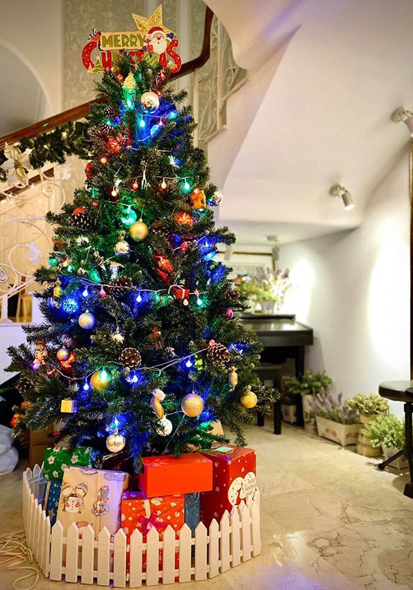 Đối với người theo đạo Công giáo như nhạc sĩ Minh Khang, ngày Giáng sinh vô cùng đặc biệt và ý nghĩa. Vào dịp này mỗi năm, cựu siêu mẫu đều trang hoàng nhà cửa lộng lẫy, cầu kỳ.