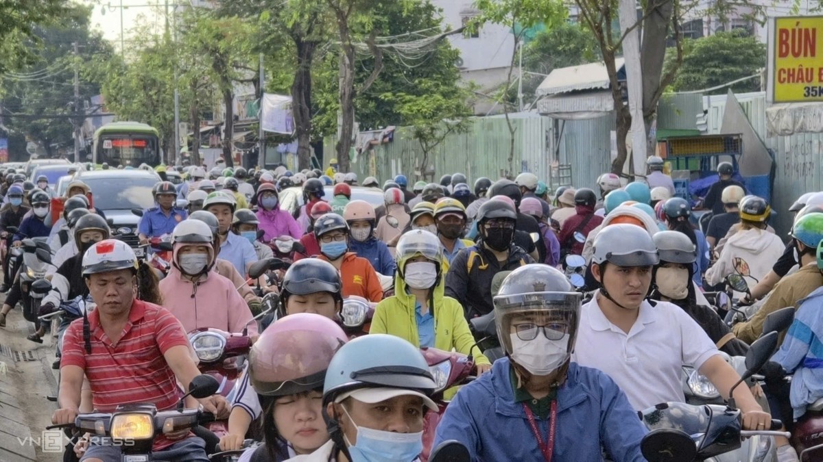 Tấm thép 10 tấn rơi đè tài xế tử vong, cửa ngõ TP HCM ùn tắc - 7