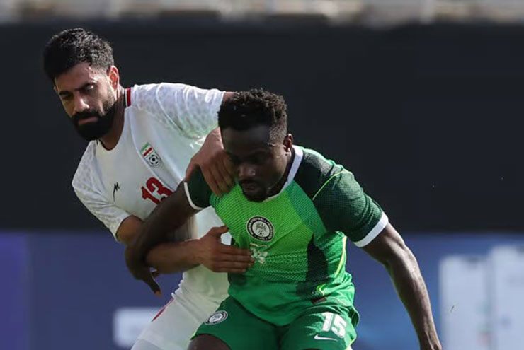 Nigeria (áo xanh) chơi tốt hơn trong phần lớn trận đấu dù không có động lực rõ ràng