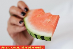 Tin tức sức khỏe - Thói quen ăn dưa hấu tưởng vô hại nhưng lại khiến nhiều người tiểu đêm nhiều hơn