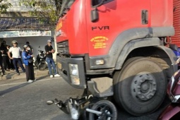 Va chạm giữa xe tải và xe máy trên quốc lộ, cụ ông 80 tuổi tử vong tại chỗ