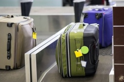 Lý do nên quay bánh xe vali ra ngoài khi cân hành lý