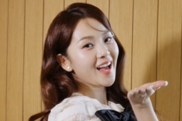 Khám túi sao: Tam Triều Dâng quý thỏi son giá rẻ anh trai tặng