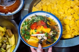 Quán bún ốc chuối đậu ba đời nức tiếng ngõ chợ Đồng Xuân