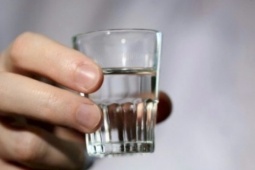 Người đàn ông ngưng tim khi uống rượu, bác sĩ cảnh báo về ngộ độc methanol