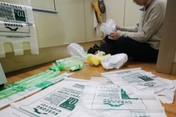 Người Hàn Quốc đổ xô mua túi rác giữa khủng hoảng xăng dầu
