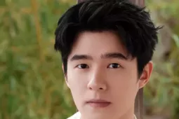 Ba nam diễn viên bị phát hiện tới quán bar 'tay vịn'