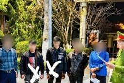 Nam thanh niên bị nhóm đối tượng truy sát, chém gục trước nhà nghỉ