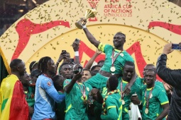 Senegal rước cúp vô địch châu Phi hoành tráng, tiếp tục thách thức dù bị tước danh hiệu