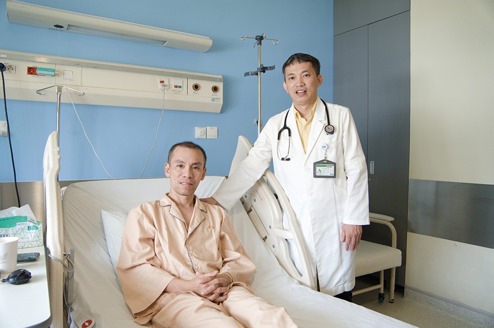 TS.BS. Hồ Minh Tuấn thăm khám cho bệnh nhân sau can thiệp. (Ảnh: FV)