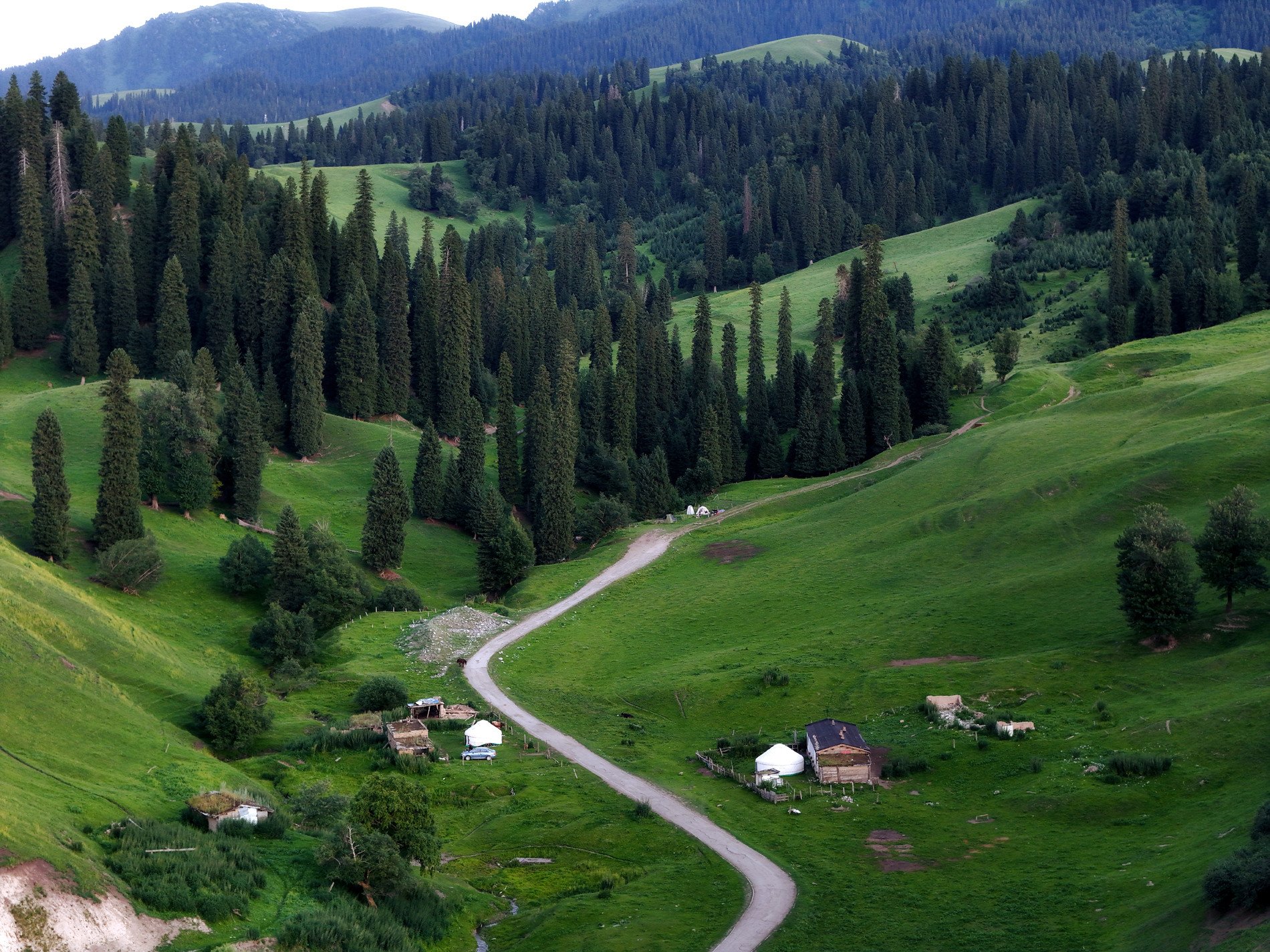 Khách Việt ghé thăm hồ Sayram (ảnh 1), thảo nguyên Natlati (ảnh 2) và Hỏa Diệm Sơn (ảnh 3)