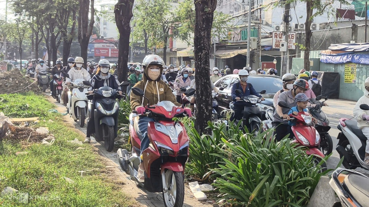 Tấm thép 10 tấn rơi đè tài xế tử vong, cửa ngõ TP HCM ùn tắc - 8