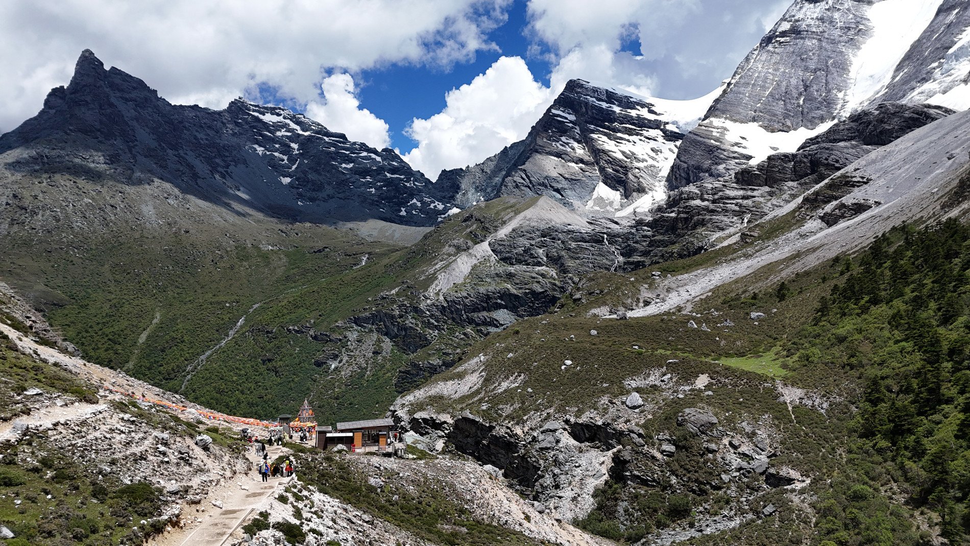 Khung cảnh ngoạn mục của Đạo Thành Á Đinh khi nhìn từ trên cao