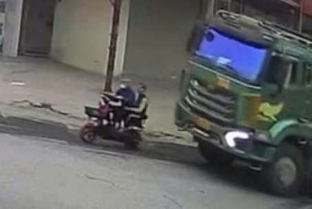 Khởi tố tài xế sử dụng điện thoại, điều khiển xe ô tô gây tai nạn khiến 2 người tử vong