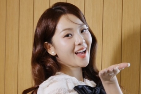 Khám túi sao: Tam Triều Dâng quý thỏi son giá rẻ anh trai tặng