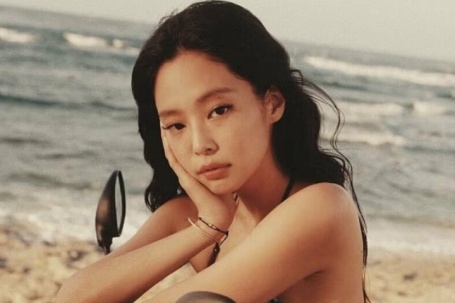 Jennie lăng xê bikini cảm hứng cổ điển