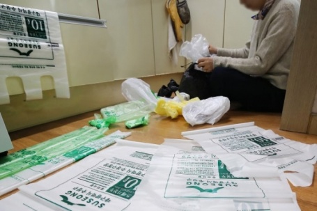 Người Hàn Quốc đổ xô mua túi rác giữa khủng hoảng xăng dầu